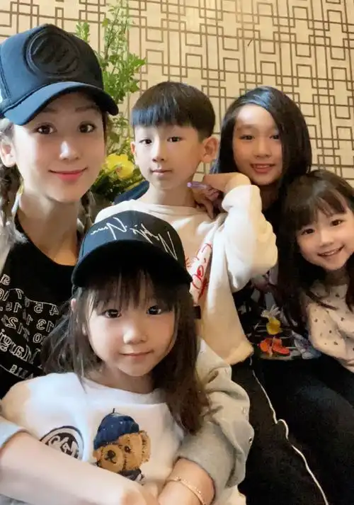 陈浩民妻子晒温馨全家福,庆祝结婚十周年,一家六口长相一模一样