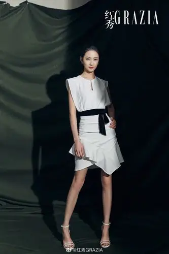 新生代女演员陈钰琪身穿bash 2019春夏系列 亮相时尚活动__凤凰网