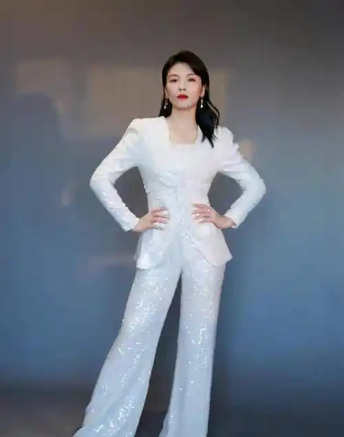 刘涛把职业装穿成了典范穿出了传奇,穿多久都不会过时_西服_女性_白色