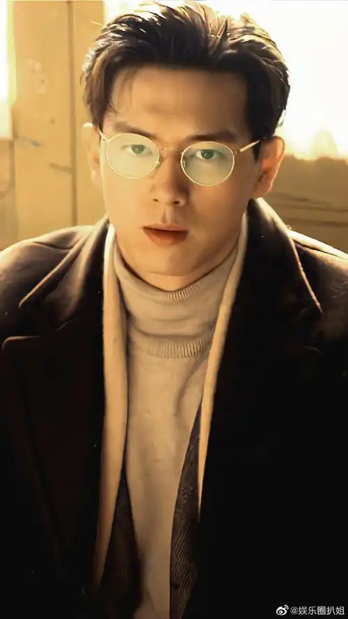李现金丝眼镜歪头杀#李现戴着金丝眼镜,不经意的一个歪头杀真的又拽