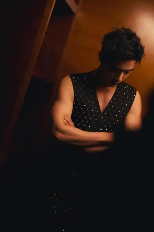 肖战出发图来了～穿马甲露手臂肌肉……|肖战_新浪新闻