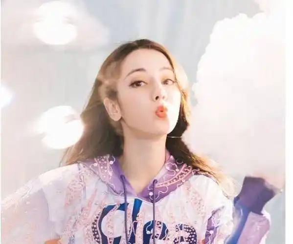 原创迪丽热巴晒搞怪照还祝福各位丝儿儿童节快乐永远都是小朋友