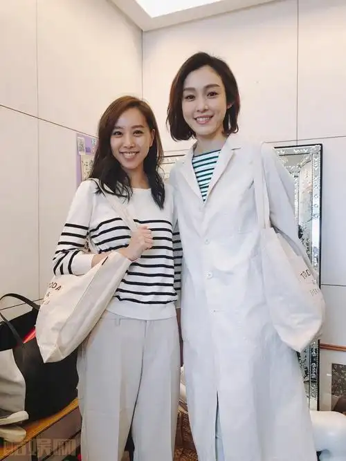 范玮琪与人合照