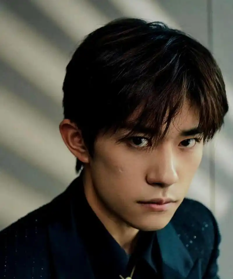 易烊千玺从拍戏结束后参加活动,眼神坚定,侧脸下颌线优美,身材瘦了