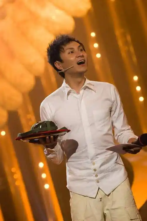 主持人朱桢图片