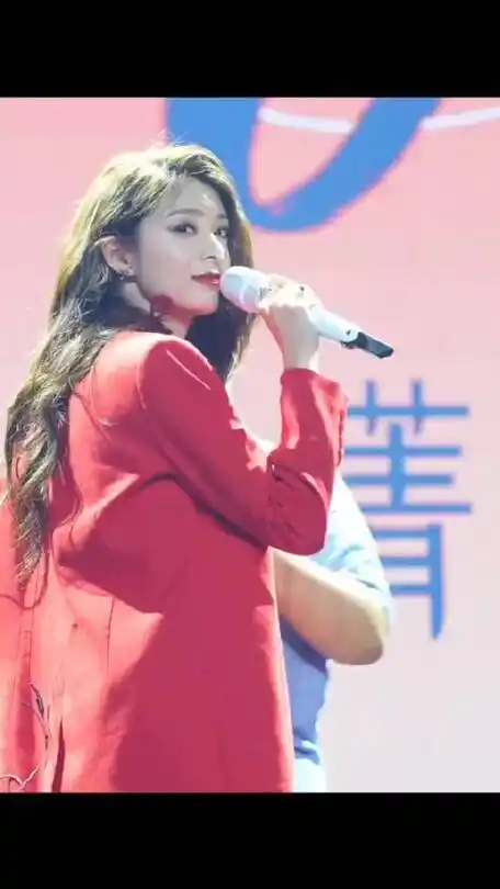 傅菁音乐会上夸穿婚纱的粉丝好看