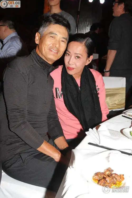 周润发携妻出席活动 与粉丝合影来者不拒(组图)