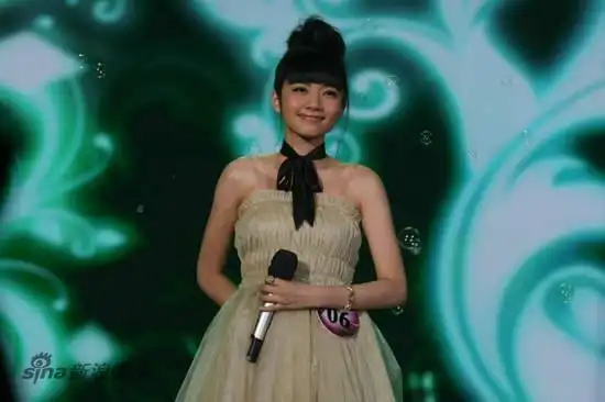 图文:09快女10进7总决赛-刘惜君演唱汪明荃经典