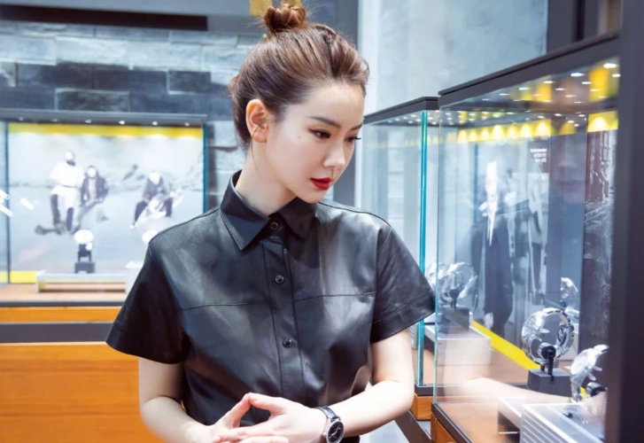 近日,戚薇身穿一袭光感质地的黑裙现身长沙某活动,带尾巴的丸子头超级