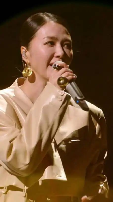 维维姐治愈且有力量的吟唱搭配五个女孩的舞蹈,整个舞台设置的意象