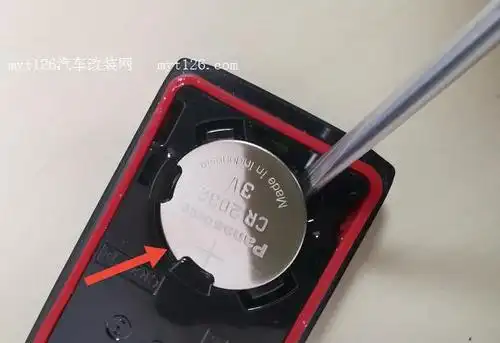 安装新电池时,先将电池斜插 进卡槽,按住红色箭头处,将新电池圆边卡在