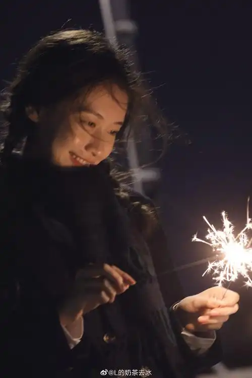 想求放烟花棒的女头有氛围感更好