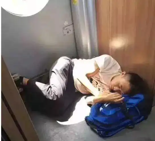 民警押解嫌犯蜷缩火车过道休息成"网红":这是家常便饭