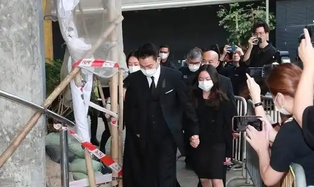 刘德华现身父亲灵堂神心哀伤双手合十刘妈妈不舍泪别