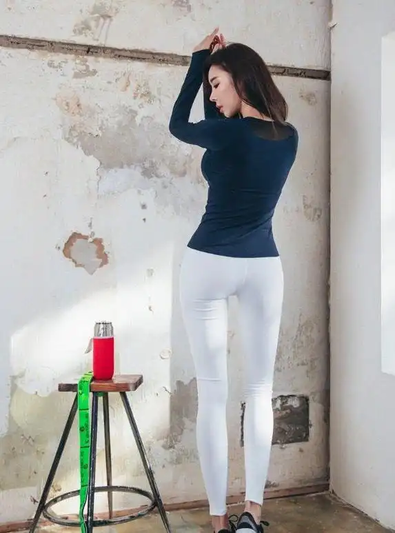 修身打底裤:秀气迷人的美女,拥有完美腿型,真漂亮!