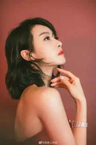 今日@宋茜 身穿alexandre vauthier haute couture系列黑色云层燕尾裙