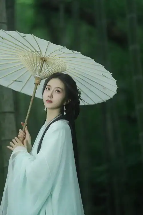 许龄月古风清冷淡雅妆#许龄月穿古装自带氛围感,素雅清冷,竹林值哪