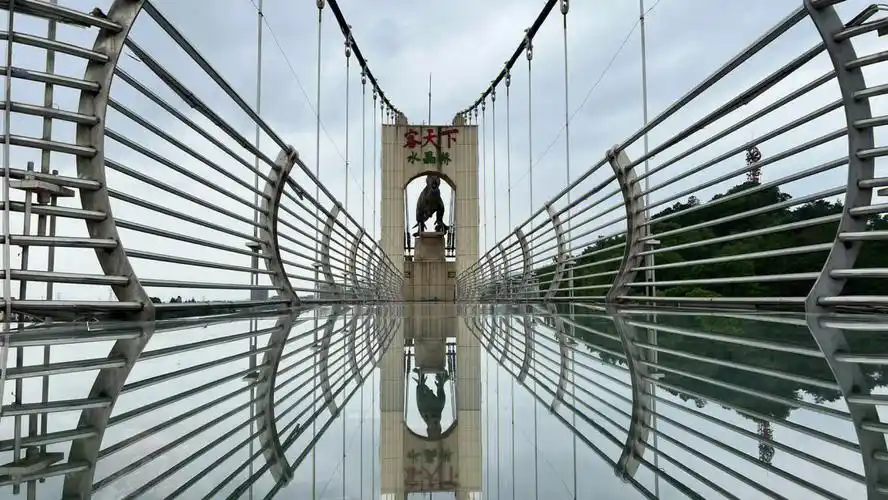 第一次体验玻璃栈道走在上面小腿抖02