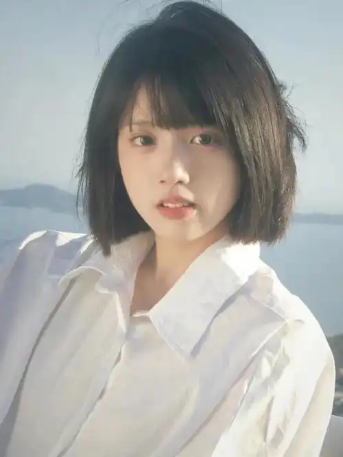 初恋头长什么样子?直发波波头搭配齐眉刘海,越看越心动