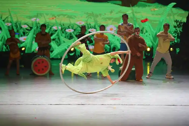 2021多彩贵州文化艺术节欢乐上演多媒体融合儿童杂技秀动漫森林