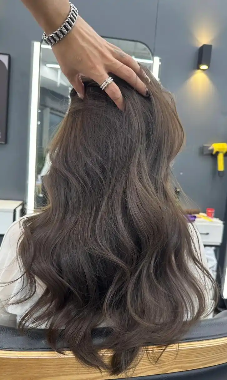 亚麻灰棕正确打开方式  浅亚麻色,一款时尚又显白的发色,尤其适合那些