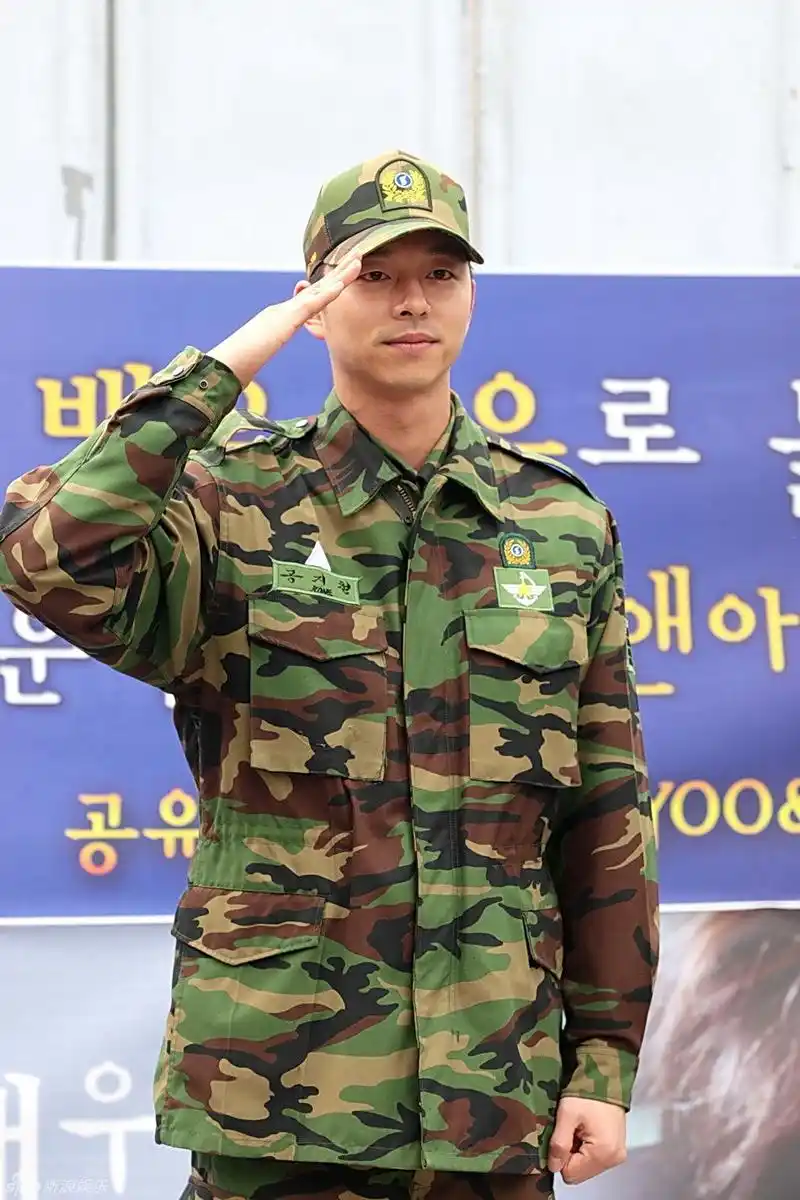 孔侑帅气行军礼