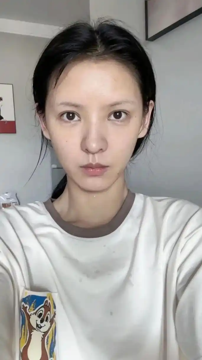 张予曦素颜照,五官还是很温暖精致的.