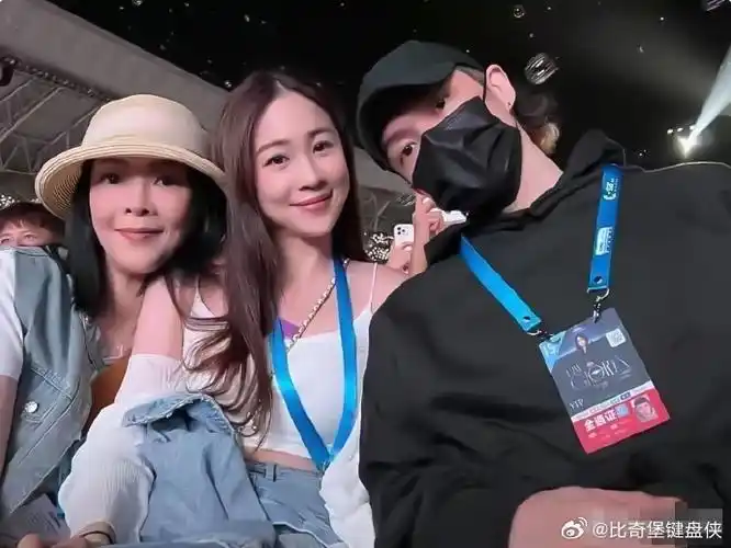 邓紫棋男友全家坐私人飞机看准儿媳演唱会!富商外公是关之琳前夫.