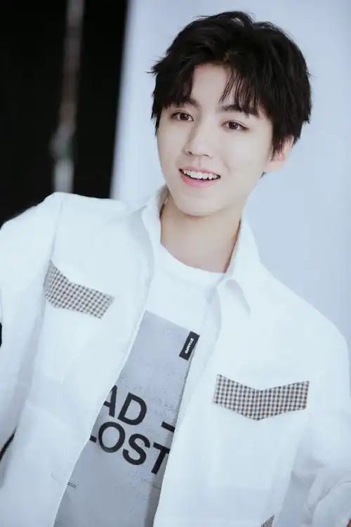 王俊凯纯白穿搭干净清爽 浅笑露虎牙少年感满满