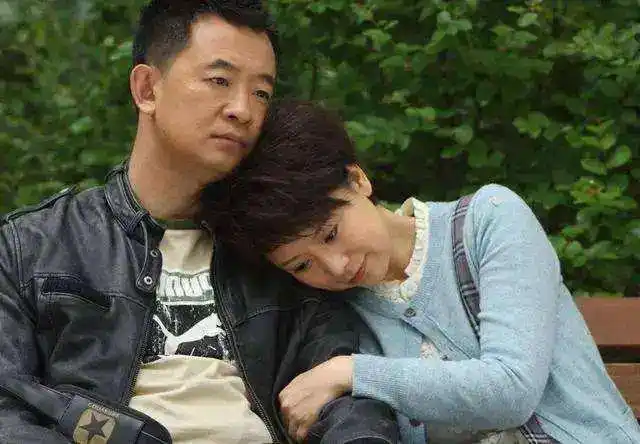 不久后,黄海波又有了新的绯闻,他和著名女星张萌当众接吻.