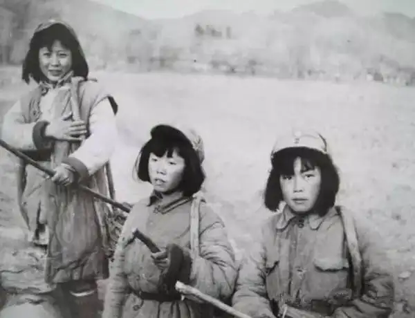 抗战时期女兵老照片,不畏艰苦与牺牲,致敬这些最美的巾帼英雄!