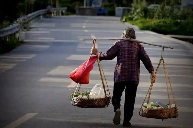 可蔼可亲 [kě ǎi kě qīn]  可蔼可亲,汉语成语,指一个人的修养