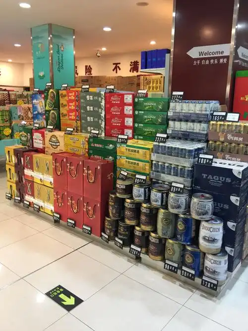 啤酒摆放整齐,标价签摆放位置一致