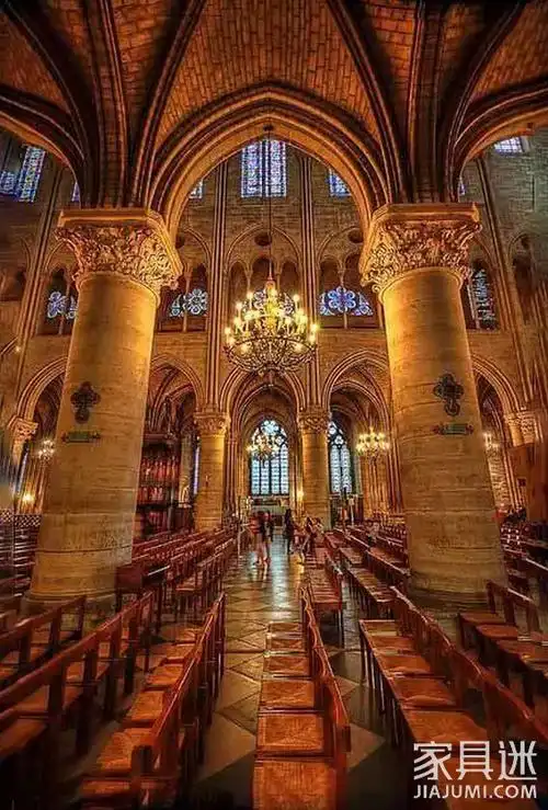 昔日的巴黎圣母院内部整座教堂在1345年全部建成,历时180多年.