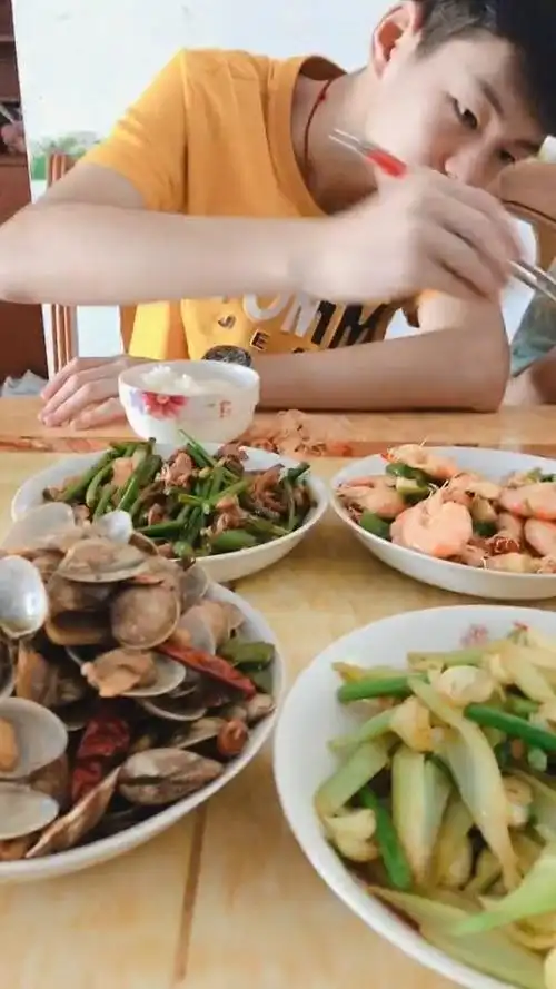 儿子的女同学第一次到家里来吃饭,全程低头不敢看我一眼