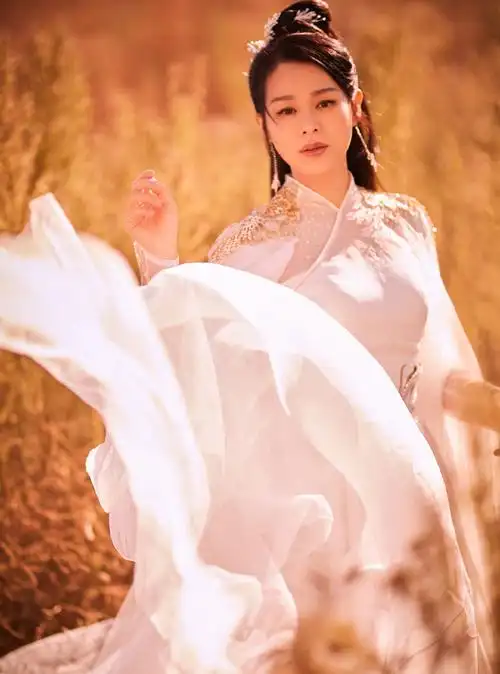仙气飘飘!胡杏儿久违穿古装照 白色长裙温婉动人