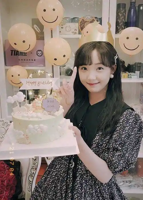 吕小雨生日发照,碎花连衣裙生日眼镜好有特色,是个小公主_感觉_白色