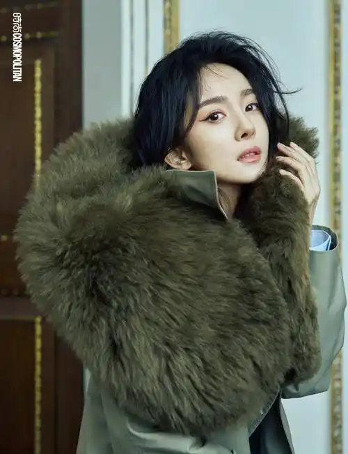 原创杨幂登时尚cosmo十二月封面袒露香肩演绎古堡名伶太美了