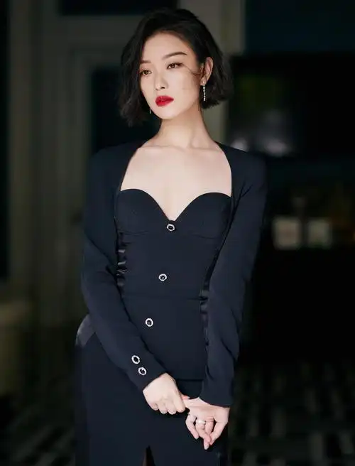 倪妮锁骨迷人写真