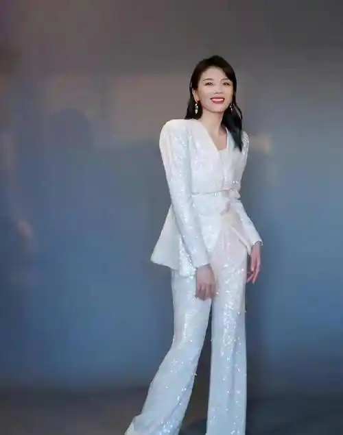 刘涛把职业装穿成了典范穿出了传奇,穿多久都不会过时_西服_女性_白色