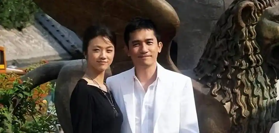 汤唯和梁朝伟早年携手走红毯,看汤唯合影是做了什么_演技_孩子_低调