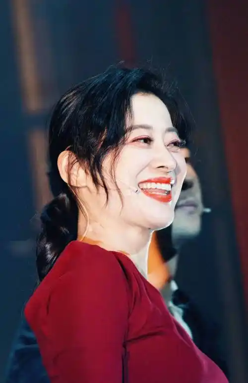 论颜值长相,梅婷在众多的中年女演员当中,的确算不上是最美的,但论