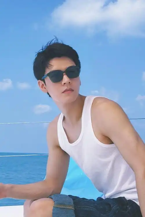 这肌肉线条和腹肌!爱上龚俊的理由 1!这些照片我要再看10086遍!#龚