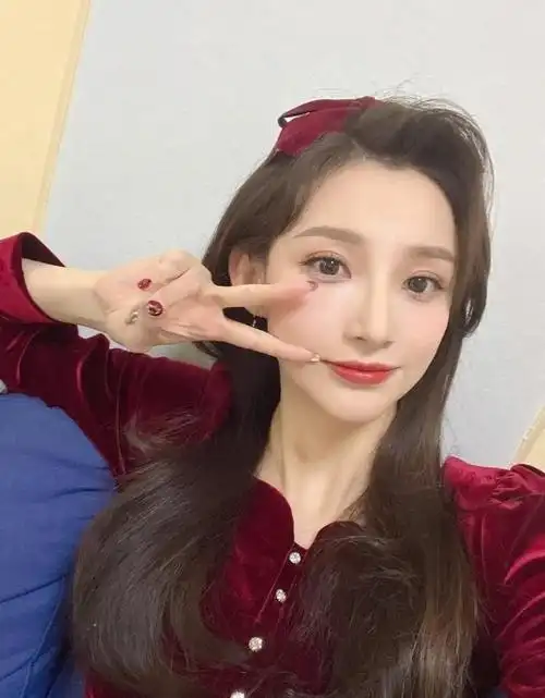 马凡舒大气的长相不仅赢得了许多观众的芳心,她更是凭借三套衣服就美