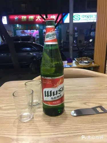 清真小李资格烧羊肉串乌苏啤酒图片