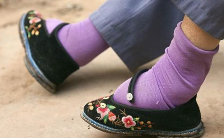 她16岁因三寸金莲嫁给大户从来不露脚90年来只有丈夫见过