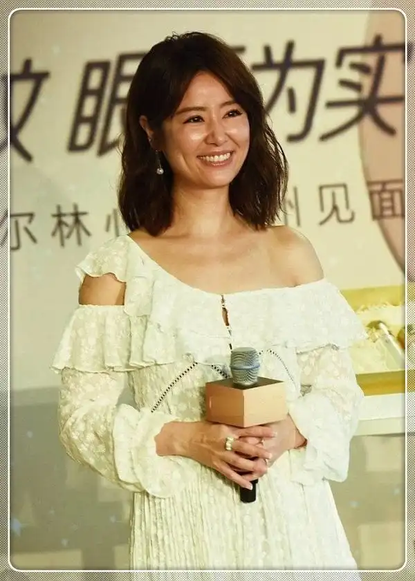 林心如厉害了!不化妆身穿一字肩亮相,网友称:"黄脸婆来了"