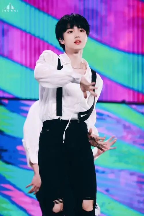 苏新皓舞台翻跟头直拍