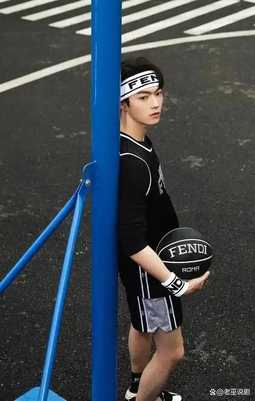 看看男明星们打篮球的精彩瞬间,太帅了,太迷人了!