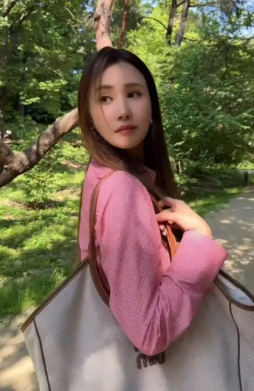 李多海格子迷你裙,搭配粉色格子衬衫,演绎露脐装风格